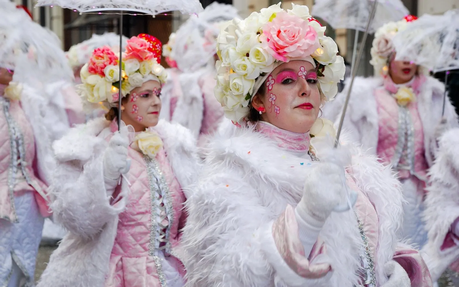 carnival, dressed up, make up, belgian carnival aalst, entertainment, fun, attraction, hat with flowers, pink, dress with pink, baroque dress, baroque, middle ages, sun umbrella, historical clothing, parade, glitter