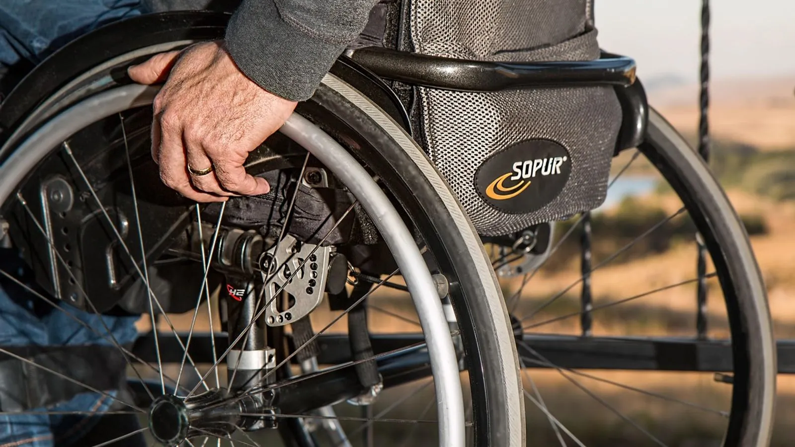 Barrierefreier Flughafentransfer: Rollstuhl, Rollator und Begleitung