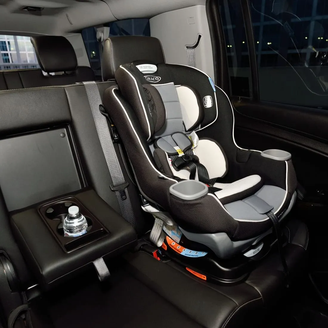 Montierter Kindersitz im Fond eines Transferfahrzeugs
