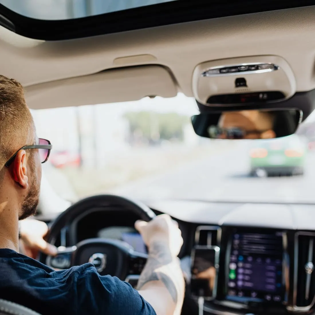 Professioneller Chauffeur am Steuer einer Limousine