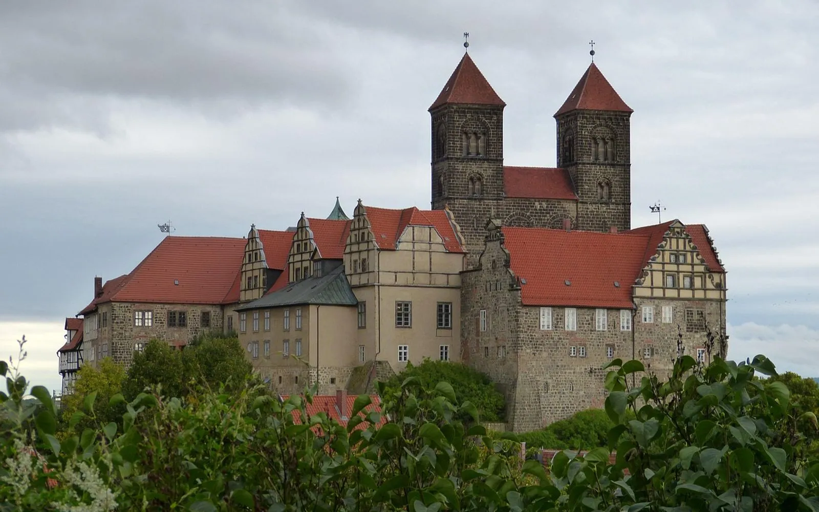 quedlinburg, collegiate church, architecture, resin, building, historical, city, perspective, old, buildings, vacations, germany, tourism, story, east, unprocessed, original, background, zoom background, zoom-background