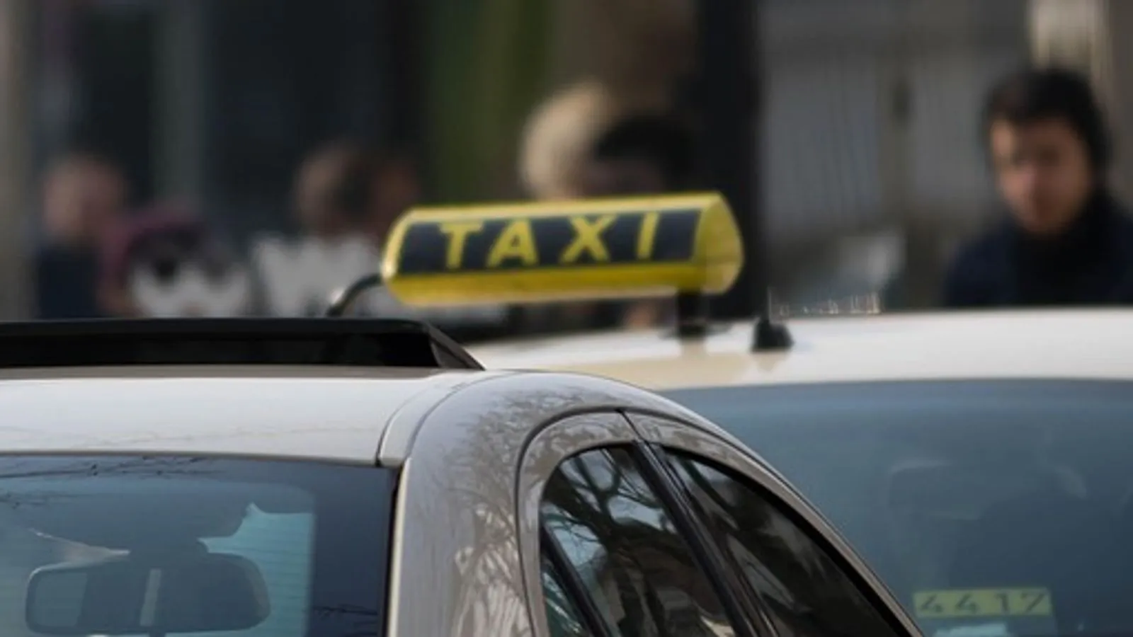 Taxi oder Transfer zum Flughafen Frankfurt? Der ehrliche Vergleich