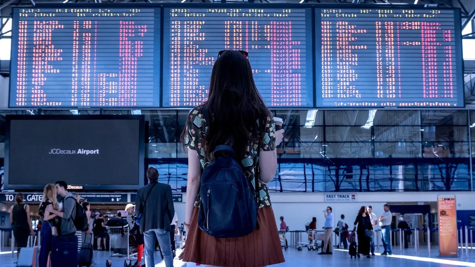 Abholung mit Namensschild am Flughafen Frankfurt: So läuft sie ab