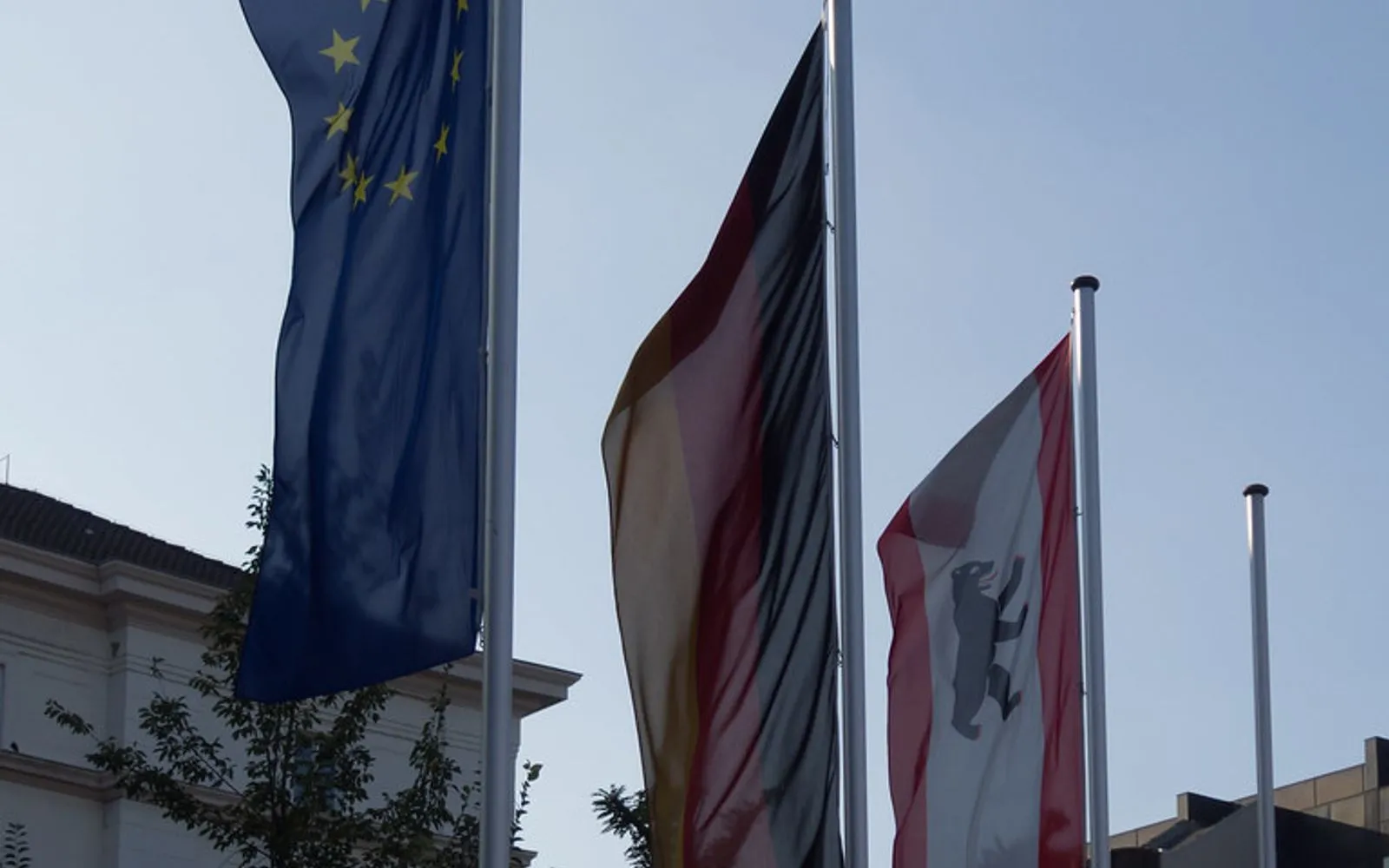 Flaggen am Rathaus Wilmersdorf