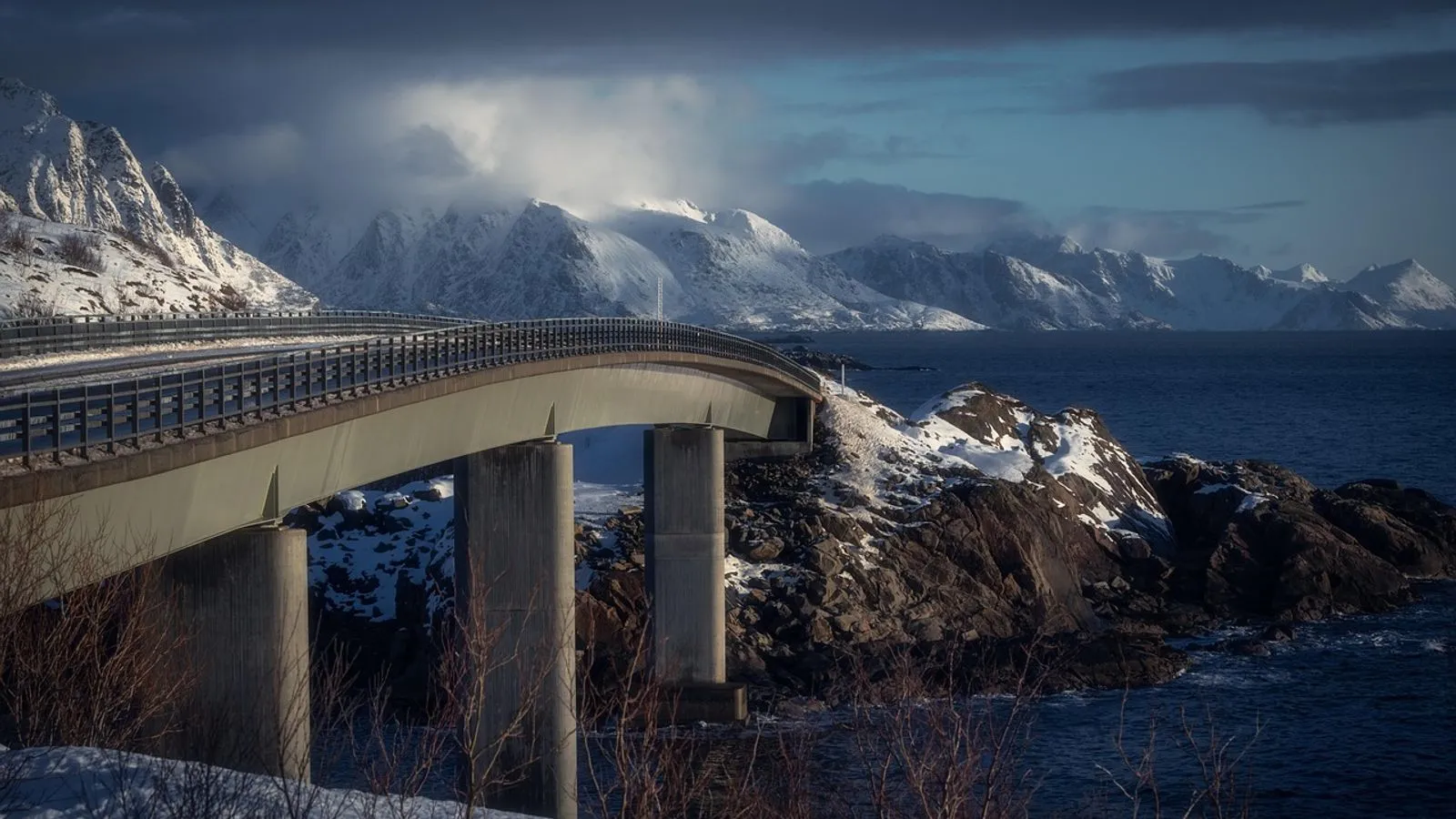 Schnee auf der A5: Flughafentransfer im Winter richtig planen