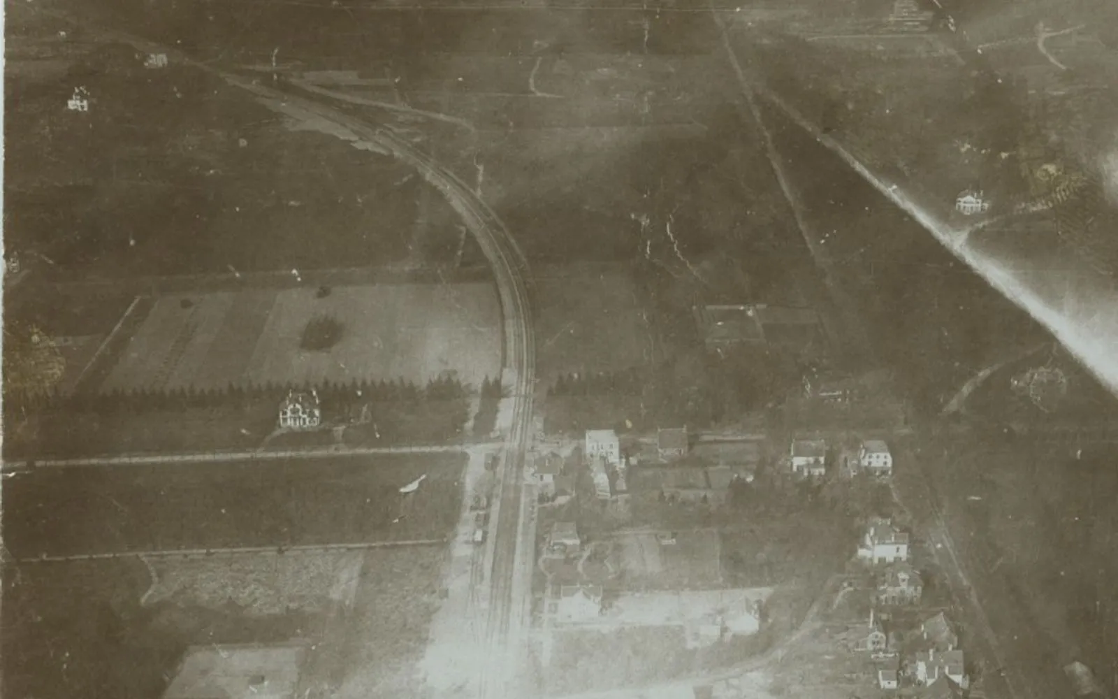 Luchtfoto van Huis ter Heide.&nbsp;Van midden onder naar links boven de spoorlijn Zeist-Utrecht.&nbsp;Van links naar rechts de Amersfoortseweg. Op de kruising van de Amersfoortseweg en de spoorlijn het station Huis ter Heide.